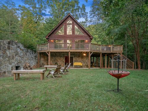 Spectacular Log Cabin Home 45 minutes to Asheville in แมเรียน (NC)