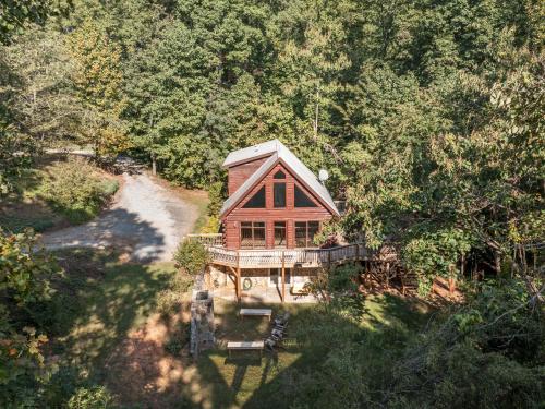 Spectacular Log Cabin Home 45 minutes to Asheville in Marion (NC)