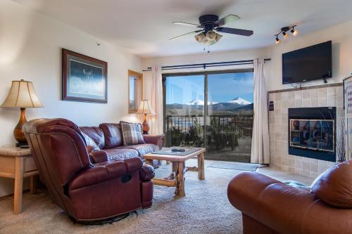 Lake Forest Shoreview Condo: Fantastic Views – khách sạn tại Frisco
