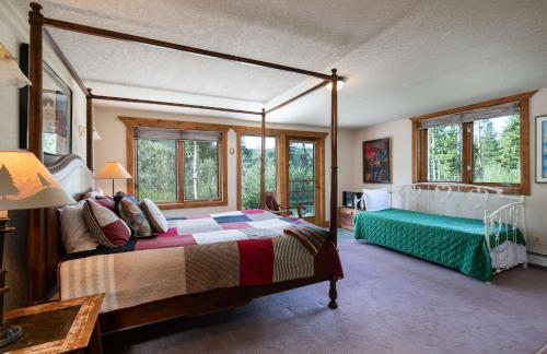 Swan River Lodge Home: Spacious, Hot Tub in Baldy Mountain