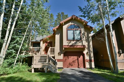 Park Forest Deer Trail Townhome: Hot Tub, On Shuttle Route – Breckenridge, CO