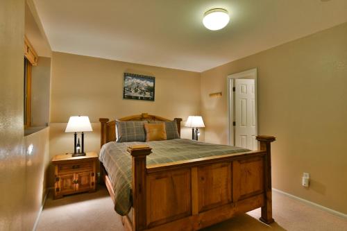Park Forest Deer Trail Townhome: Hot Tub, On Shuttle Route – Breckenridge, CO