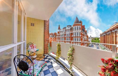 DIVINE Apartment with BALCONY on Harrods - image 8