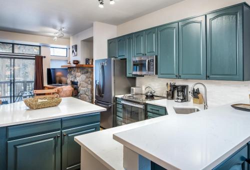 Village Point Getaway Townhome: Great Location w/ Private Hot Tub - image 2