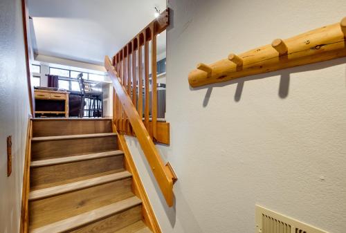 Village Point Getaway Townhome: Great Location w/ Private Hot Tub - image 4