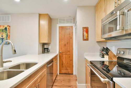 Lake Forest Lakeside Condo Mountain Lake Views in Frisco, USA