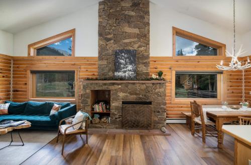 Cabin On The Blue Home: On River, Hot Tub, Views in Blue River