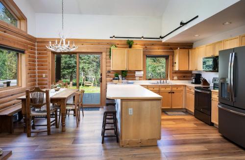 Cabin On The Blue Home: On River, Hot Tub, Views in Blue River