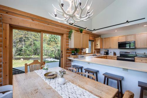 Cabin On The Blue Home: On River, Hot Tub, Views in Blue River