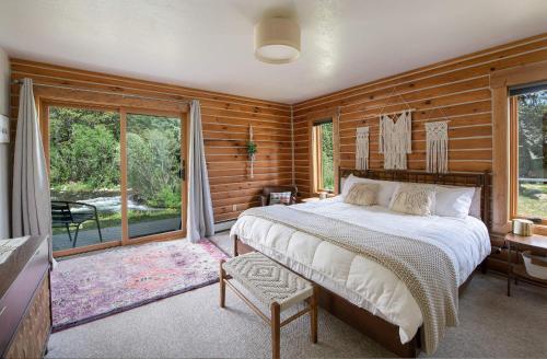 Cabin On The Blue Home: On River, Hot Tub, Views in Blue River