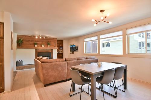 Ski Hill Bluebird Condo: Downtown Breck, Walk To Gondola in Breckenridge, USA