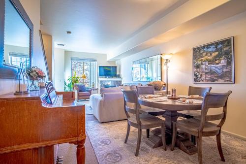 2BD Sweetwater Condo - Community Park, Pool + Hot Tub – khách sạn tại Hailey (ID)