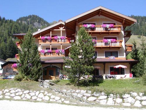  Dolomites Inn, Pension in Canazei bei Pallua