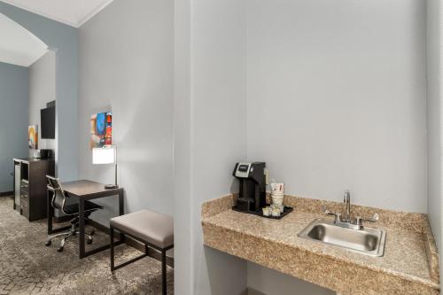 Best Western Plus New Caney Inn & Suites in New Caney, USA