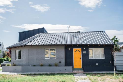 Casita del centro Esquel luz natural, wifi alto, ideal parejas, check in autónomo