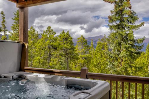 Sun Breck Lodge - Panoramic Mountain Views Hot Tub – khách sạn tại Sally Barber