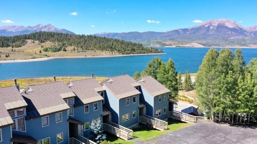 Centennial Townhome - Mountain/Lake Views Pool Access – khách sạn tại Ensign