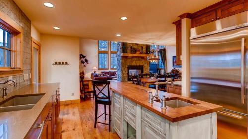 Mountain Lodge at Snowshoe: Beautiful Location, Views in Baldy Mountain