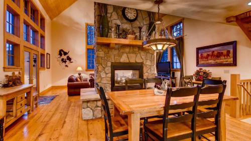 Mountain Lodge at Snowshoe: Beautiful Location, Views in Baldy Mountain