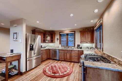 Ullr Haus: Luxurious Mountain Home w/ Hot Tub Views - image 4