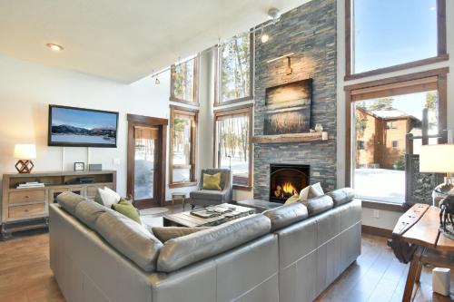 Shekel Haus – Luxury Mountain Retreat w/ Views Hot Tub – khách sạn tại Núi Baldy