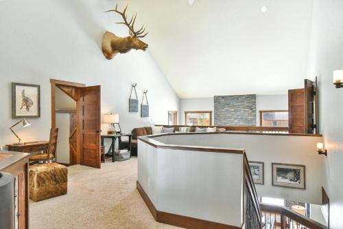 Shekel Haus – Luxury Mountain Retreat w/ Views Hot Tub - image 5