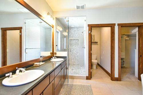 Shekel Haus – Luxury Mountain Retreat w/ Views Hot Tub - image 2