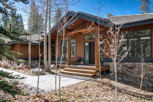 Dyer Trail Long Stay: Spacious Home w/ Mountain Views - image 4