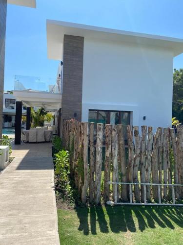 Monterrico Villa salida a Piscina y Jardin in Monterrico