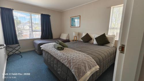1 double bed, 2 twin beds