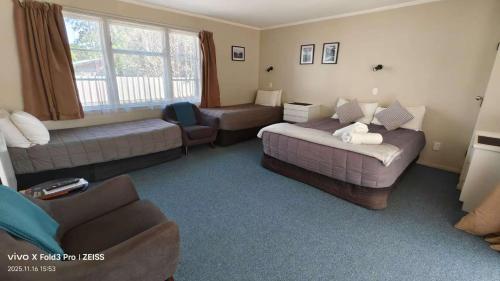 1 queen bed, 2 twin beds