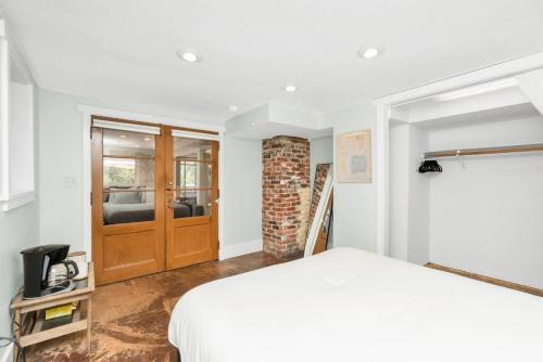 Vintage Westlake Hideaway with Patio & Lake Views - image 3