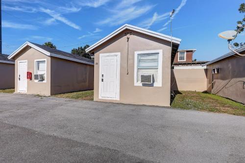 King Bed Modern Stay Always Fresh and Comfy in Indiantown (FL)