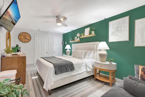 . King Bed Modern Stay Always Fresh and Comfy