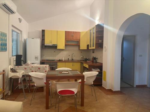 Iekārtas, Apartament Maja in Gornji Karin