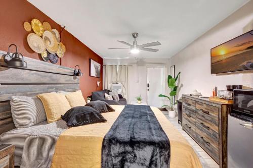 Cozy King Bed Studio - Affordable Fresh Cozy in Indiantown (FL)