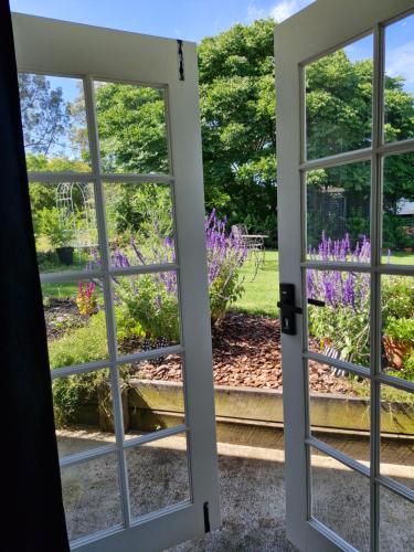 Vibrant & Vintage B & B in Cambooya