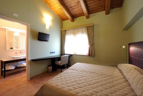 2 twin beds, 1 sofa bed