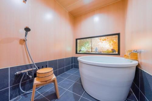 1f 商店街横の庭園を楽しむお風呂付きの宿 4寝室 ベッド12点 バスルーム3点