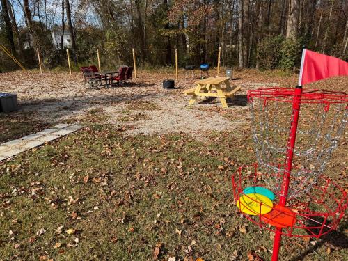 Gamers & Disc Golfers Dream Stay! Spacious 4BR in Peaceful Setting in Clayton (NC)