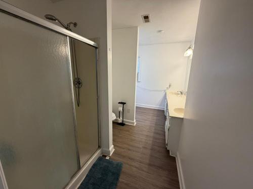 Gamers & Disc Golfers Dream Stay! Spacious 4BR in Peaceful Setting in Clayton (NC)