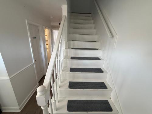 Gamers & Disc Golfers Dream Stay! Spacious 4BR in Peaceful Setting in Clayton (NC)