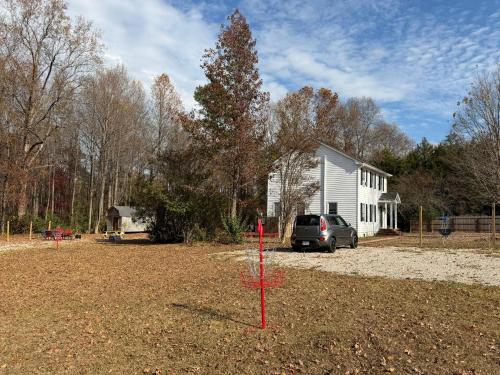Gamers & Disc Golfers Dream Stay! Spacious 4BR in Peaceful Setting in Clayton (NC)