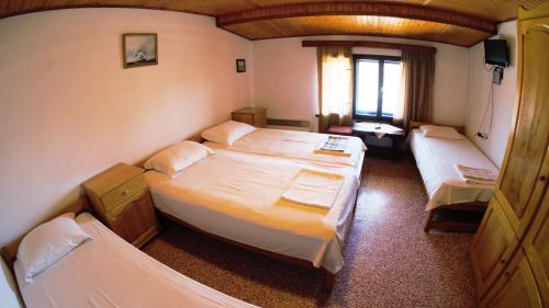 1 queen bed, 2 twin beds