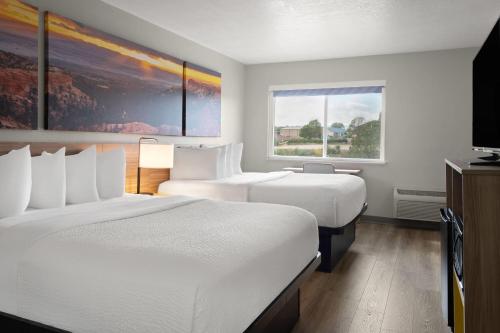 2 queen beds
