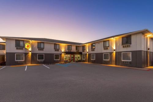 Super 8 by Wyndham Rock Port MO