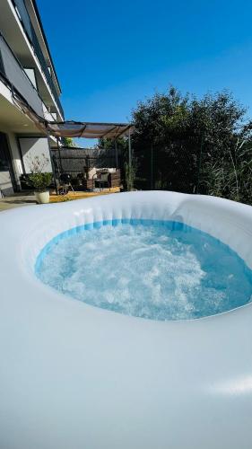 Exclusive BIG Apartment Garden with Jacuzzi & Private Parking, Trnava