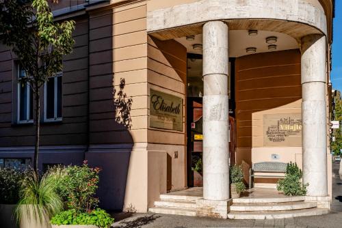 Ngoại cảnh khách sạn, Elisabeth Old Town in Bratislava I