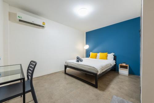 room detail thumbnail 2