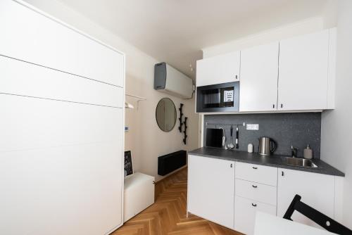 Modern Studios with Parking by EasyBNB Premium 4
